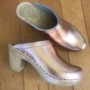 No. 6 old school clogs in rose gold size 8